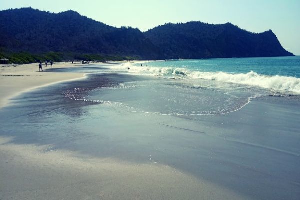 Los Frailes Beach Waves